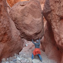 Hermann "holds" a huge rock in the Canyon des Doigts du Singe